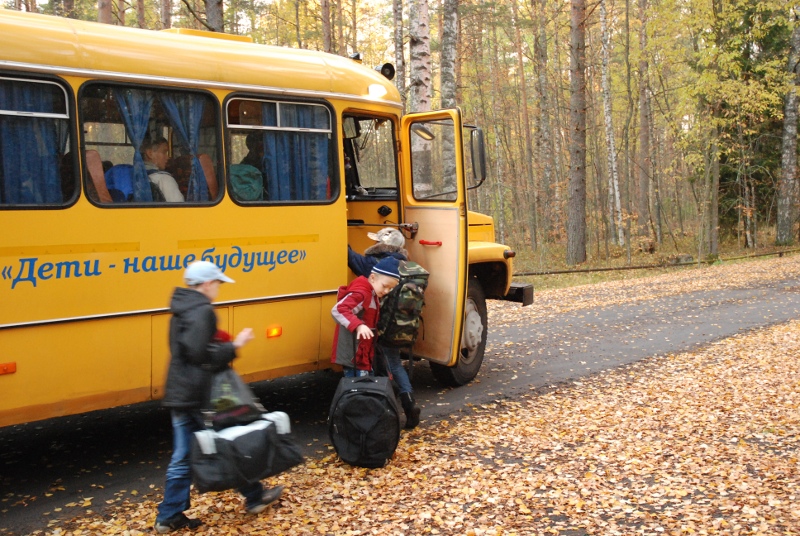 Автобус дол. Детский автобус. Автобус для перевозки детей. Школьный автобус дети. Автобус в детский лагерь.